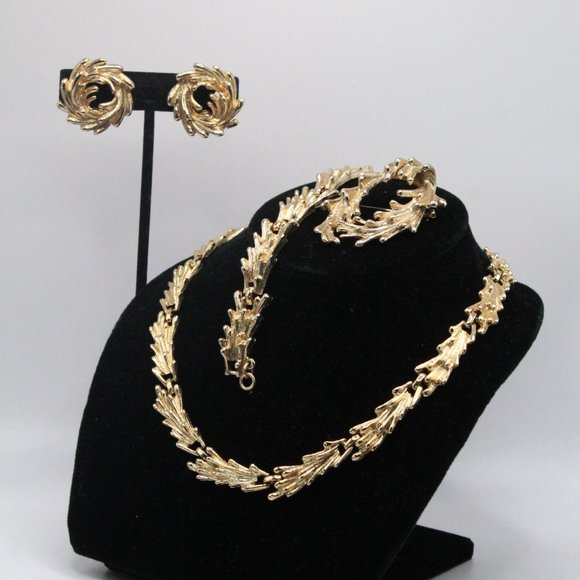 MONET TEXTURED BRUTALIST GOLD TONE PARURE SET - Picture 2 of 9